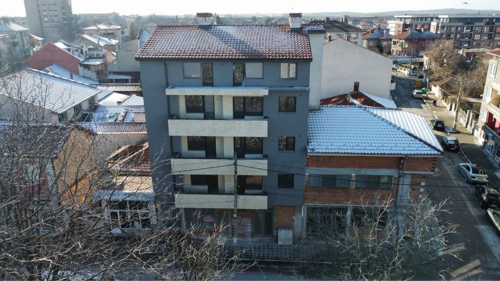 Продавам тристайни апартаменти в гр.Първомай