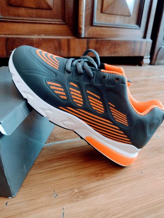 Vând o pereche adidas 37