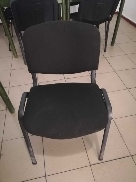 Mese lemn și scaune tapițate