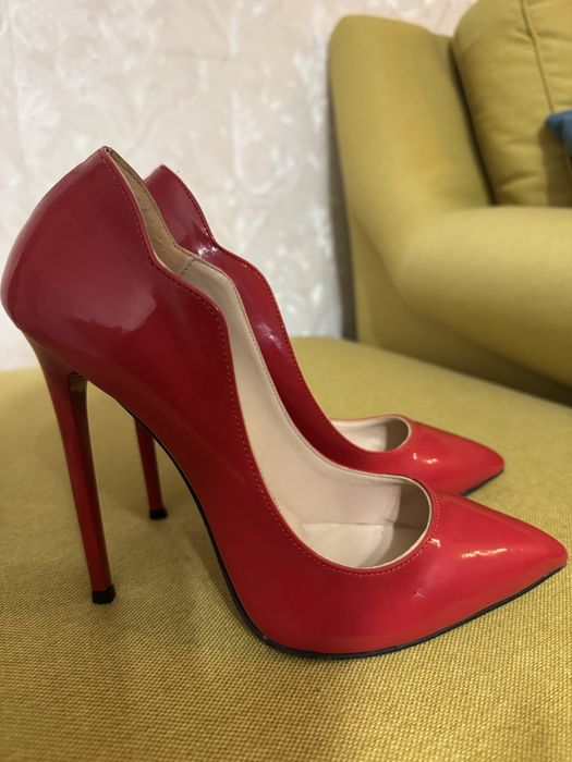 Женски червени токчета 39 номер
