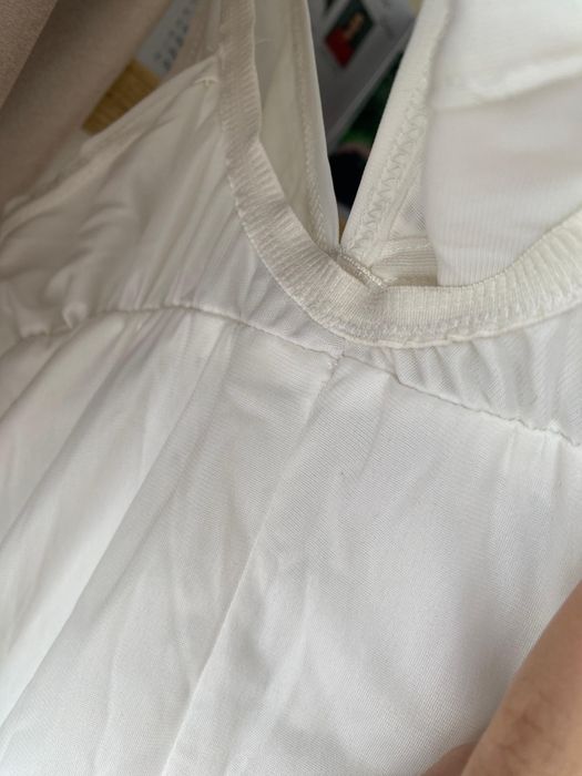 Rochie albă, vaporoasă, cu detalii delicate din dantelă