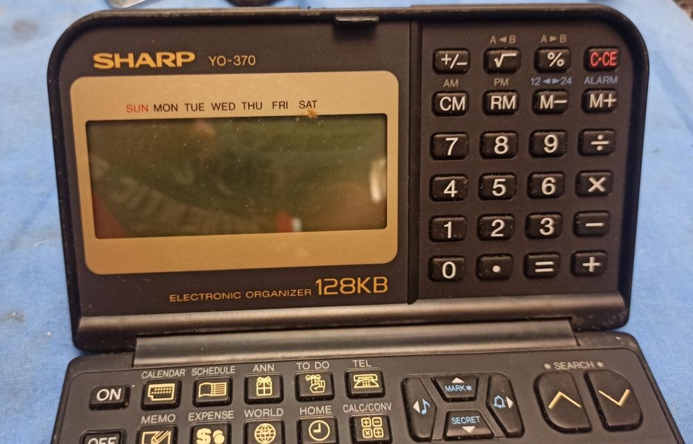 Calculator organizator electronic Sharp