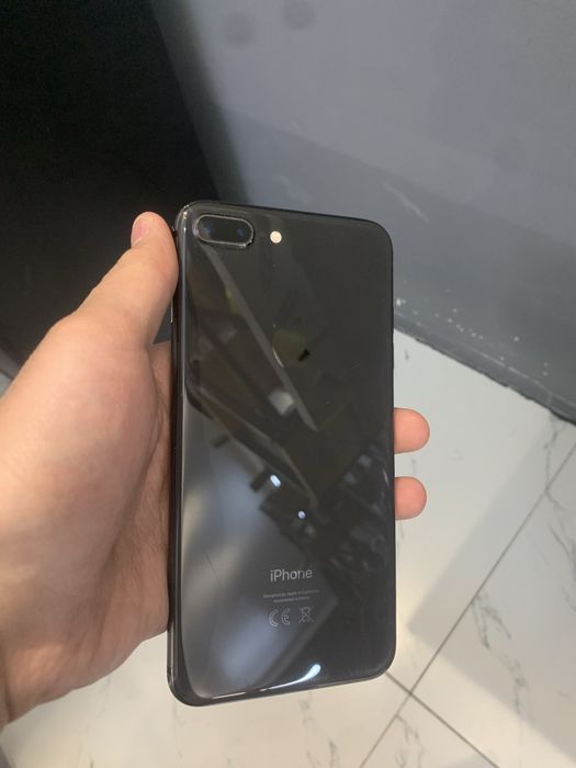 Продам айфон 8+.