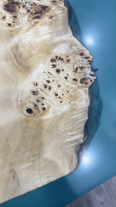 Маса със епоксидна смола цвят тьуркоаз със uv защита и дърво