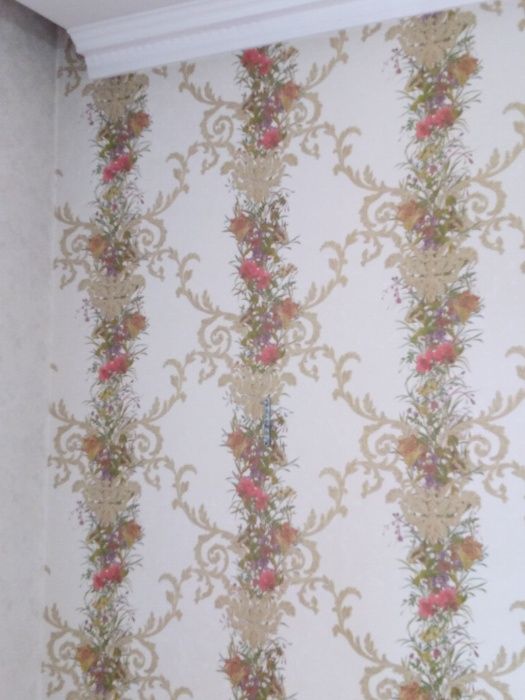 Профессионально клею обои.