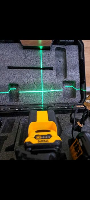Линеен лазерен нивелир DeWALT DCE088G със зелен лъч