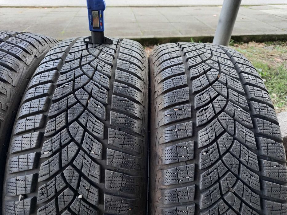 215/55 R17 GOODYEAR UltraGrip