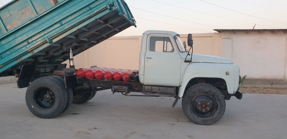 Yirib turgan mashina