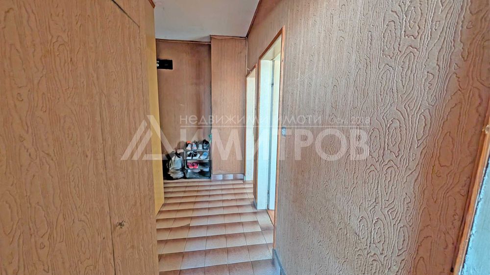 Продава двустаен апартамент 65 кв.м. нисък етаж в гр. Нови пазар.