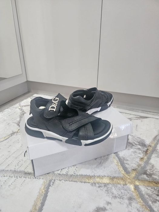 Детские ботинки и сандали