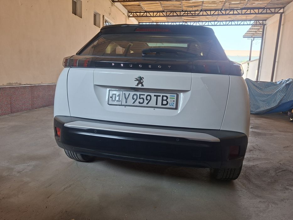 Peugeot e2008. Pejo e2008. Пежо е2008.