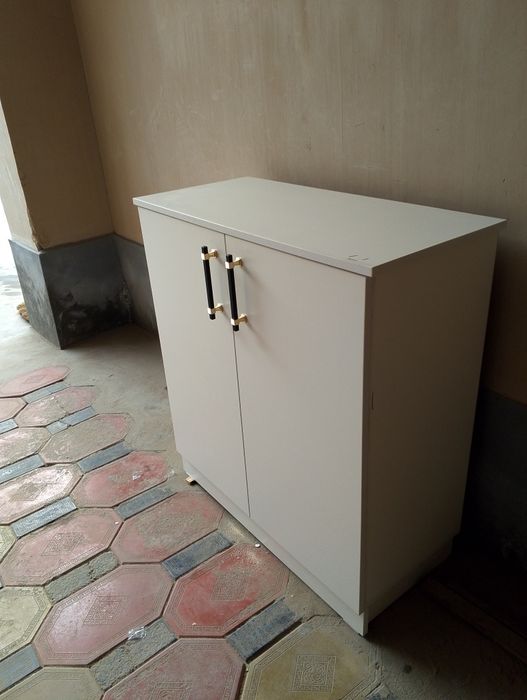 Oyoq kiyim va boshqa narsalar uchun shkafcha