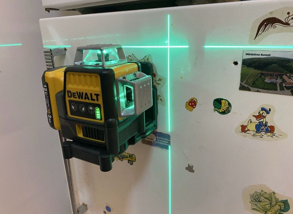 Nivela Laser Dewalt 2 Acumulatori 12V și 2 Ah,unghi 360 grade ,linii verzi