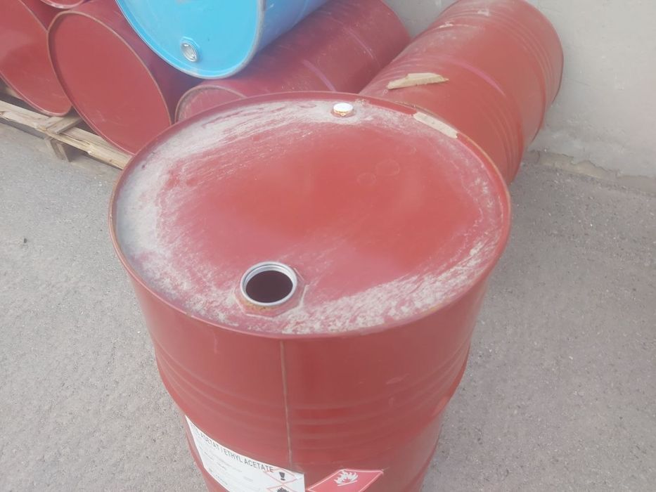 Бочки 200 литровые красные синие подберём любые цветы