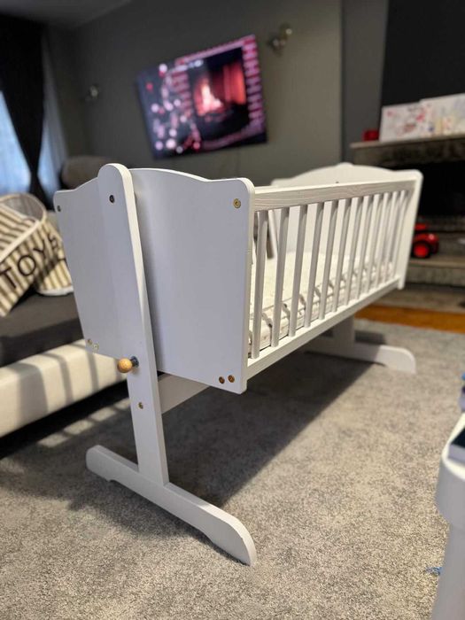 Бебешка люлка с матрак и чаршафи.