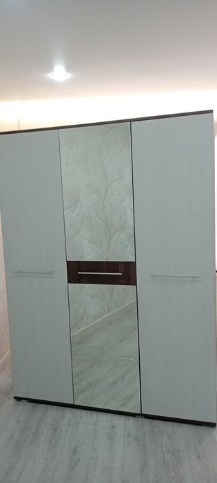 Продам распашной шкаф для вещей Б/У