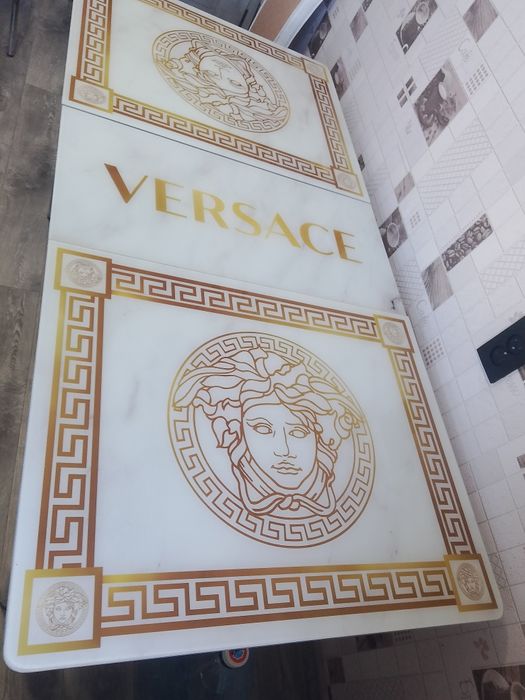 Продаю стол VERSACE 40тысячи.