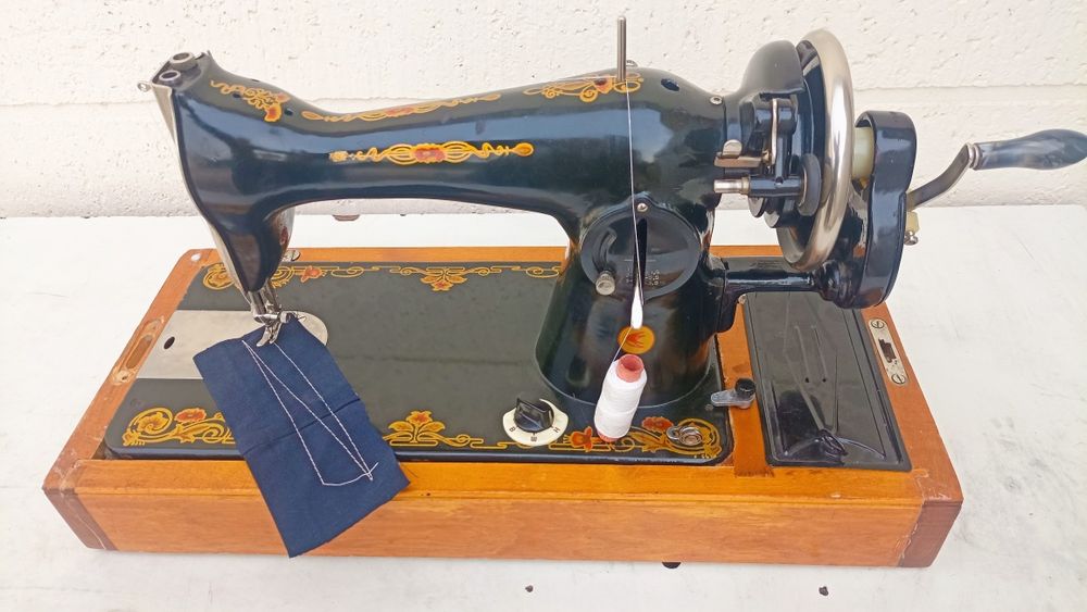 Ручная швейная машинка Подольск шьет работает отлично 100%.