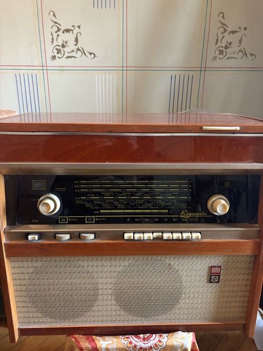 Радиоприемник с проигрывателем «Ригонда» 300000сум. Рядом с «Аския .»