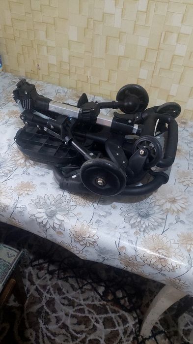 Коляска трансформер , в хорошем состоянии.