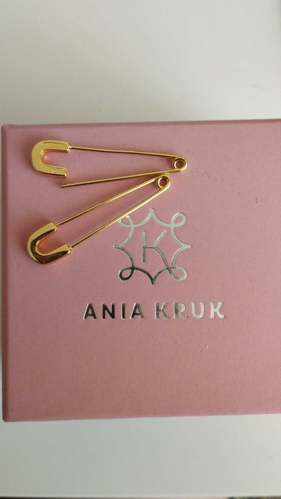 Златисти обици Ania Kruk с форма на безопасни игли