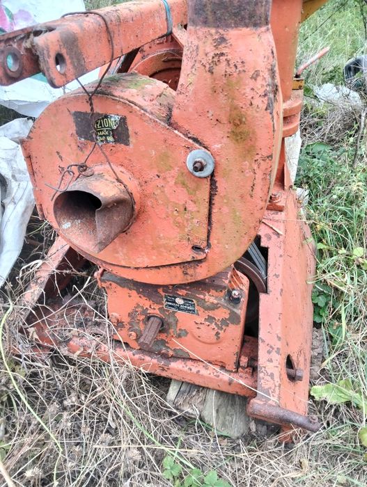 Vând moara după tractor