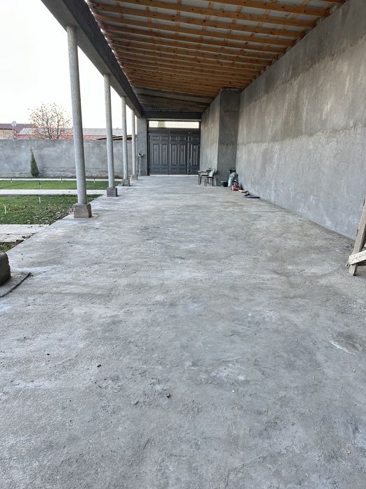 Uy sotliadi 12 sotih 7 hona yangi qurilgan pishkan gishdan 180 kvadrad