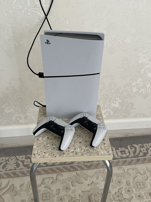 Ps5 slim 2джостика игры есть