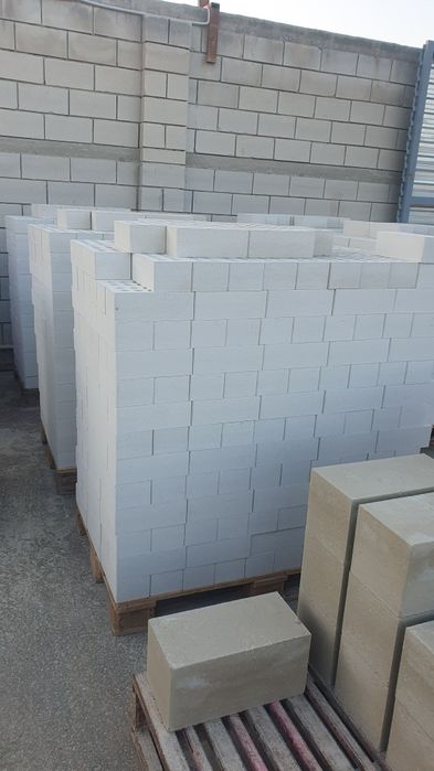 Хар хил рангдаги гиштлар шлакаблок газаблоклар сотилади