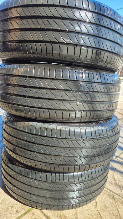 Продавам нови летни гуми Michelin 4 бр. 235/45 R 20 100 V - единична цена 105 евро.