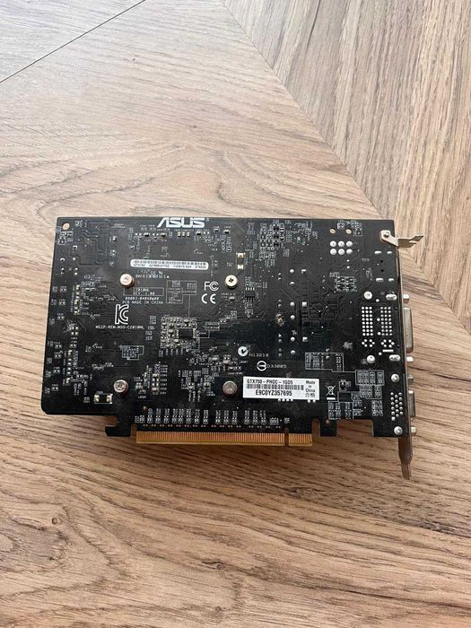 Placi video Asus GTX 750 1GB si GT 730 2GB