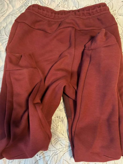 Nike tech fleece долнище цвят бордо размер С но отговаря и на М цена 55 евро без следи от употреба
