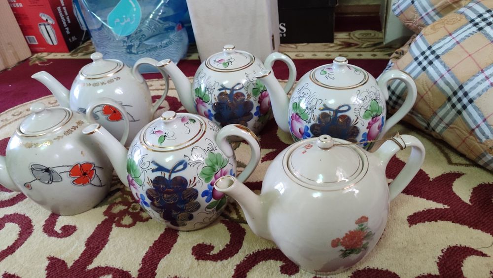 Кухонные посуды хрустали и чайники