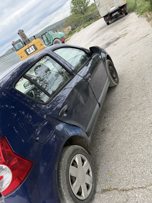 На части Dacia Sandero 1.2i 16v 75кс 2010година ръчка