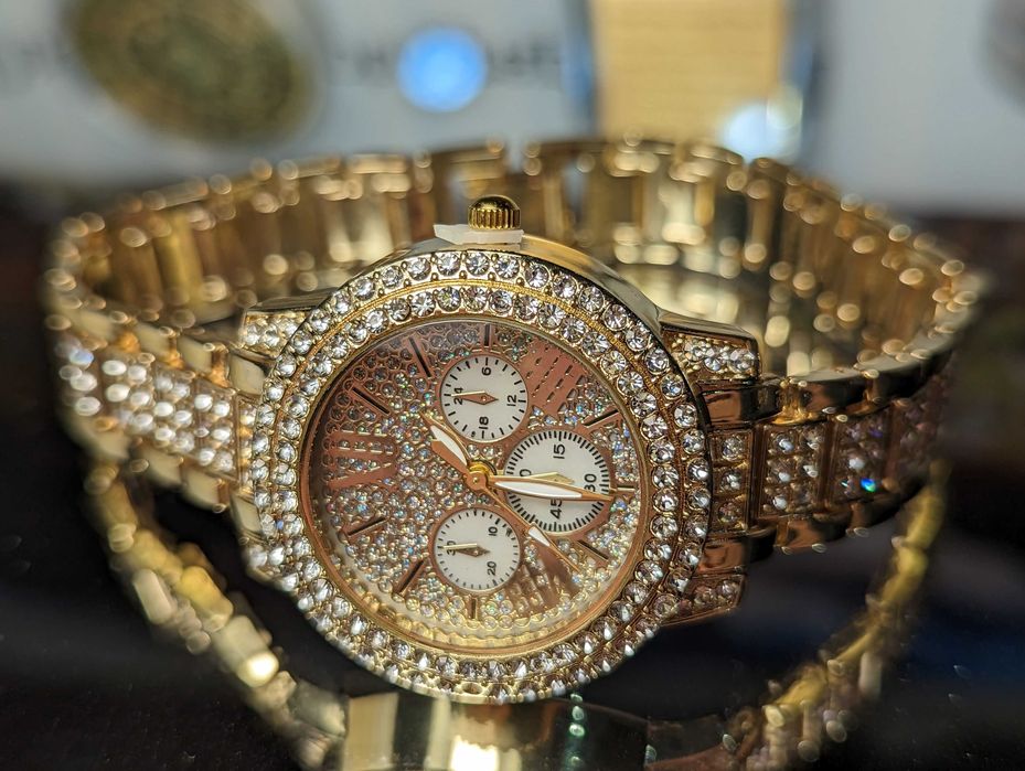 Дамски позлатен часовник с много камъни цирконии.Страхорни бижу !