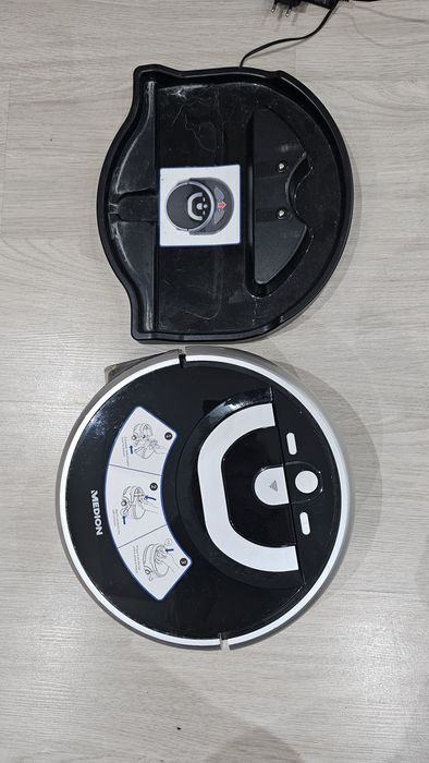 Продавам Миещ робот-прахосмукача Medion MD 18379