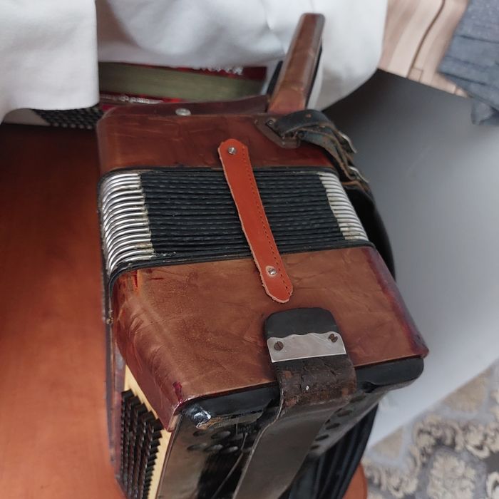 Vind acordeon HOHNER original  sita  acordat