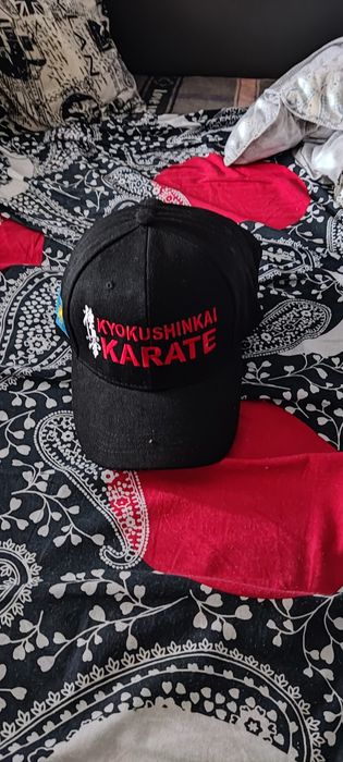 Продам кепки новые