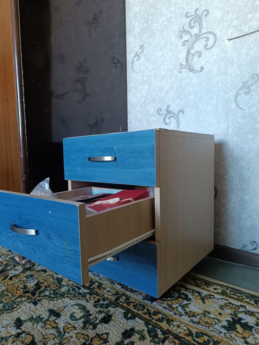 набор мебели: двухъярусная кровать, рабочий стол и тумбочка