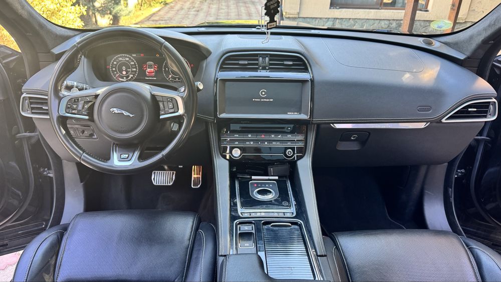 Jaguar F-Pace 2.0 D R-Design