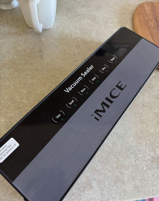 Aparat de vidat și sigilat alimente.  120W,65 kpa, cu 50 pungi.