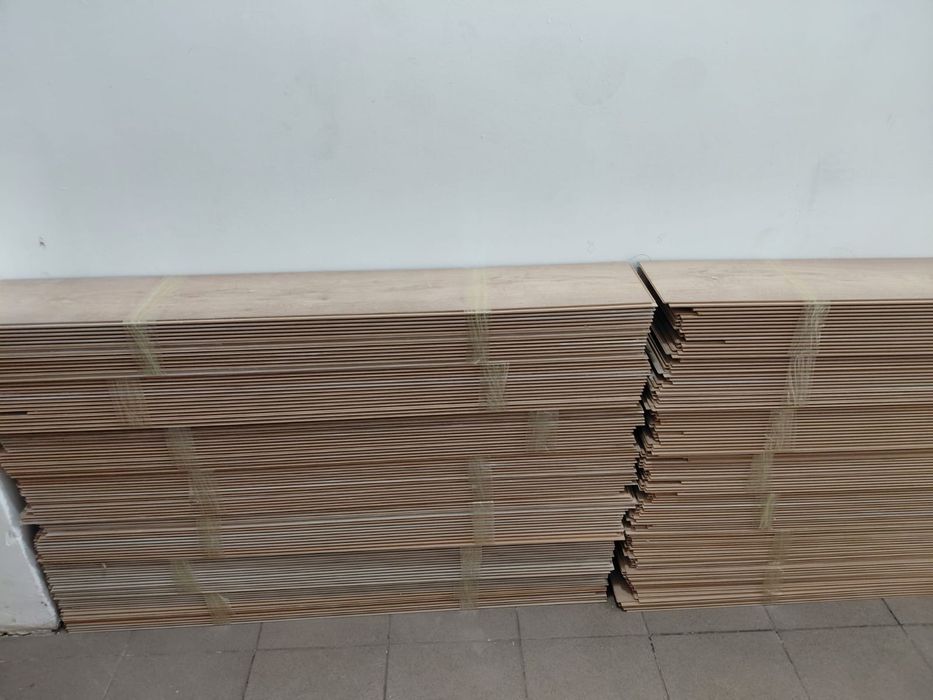 Ламинат пол хорошем состоянии