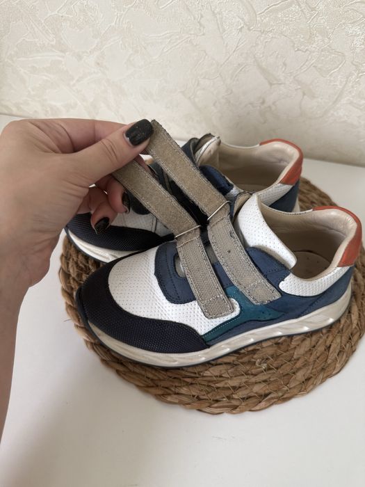 Продам детские кроссовки