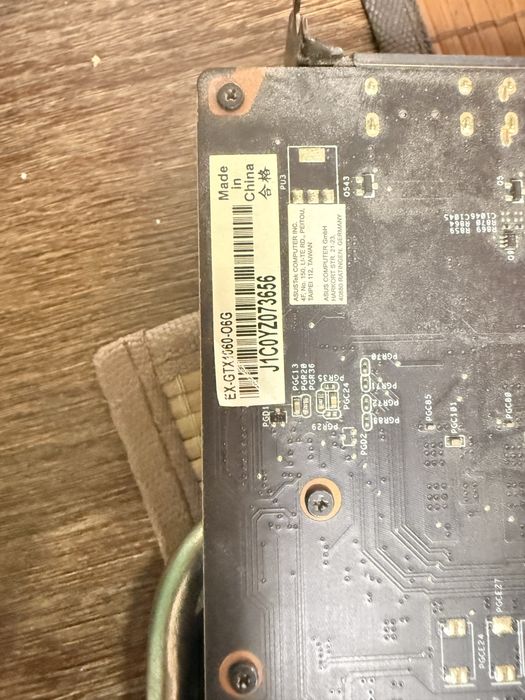 Дъно, процесор, видео карта, охладител и рам.