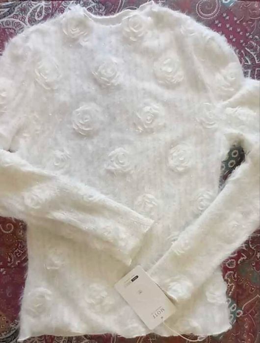 Нов разкошен пуловер  3 Д рози