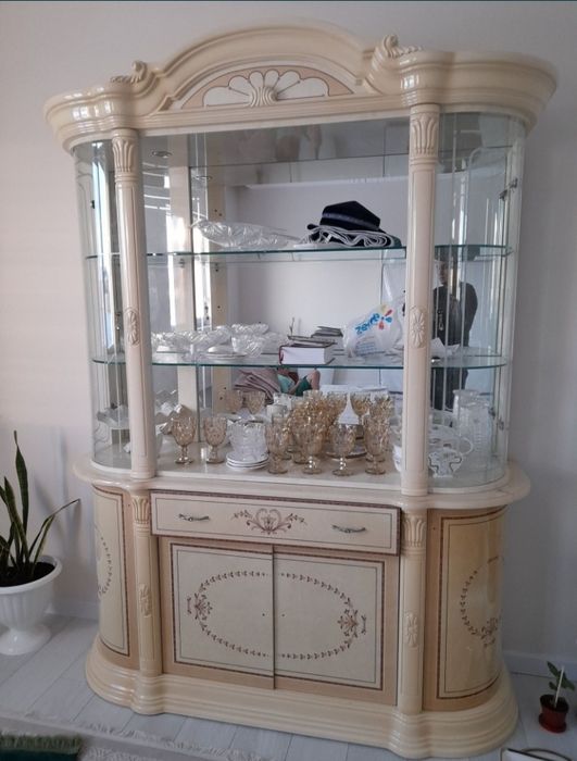 Продам сервант в хорошем состоянии