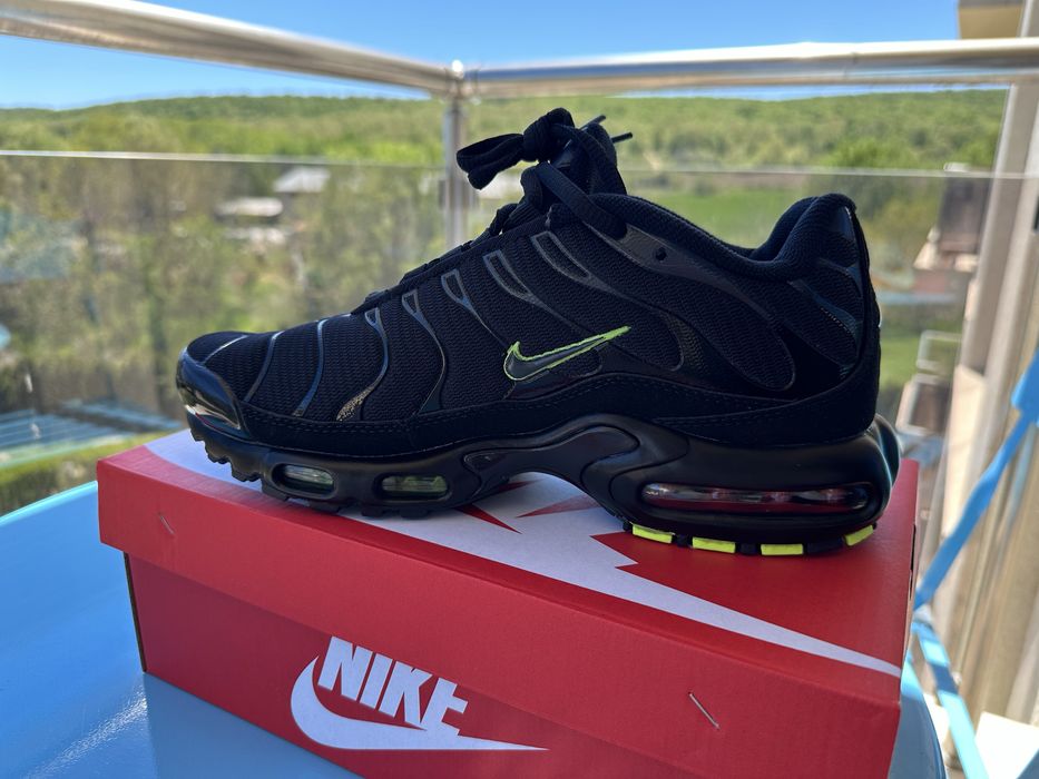Nike air max plus black volt