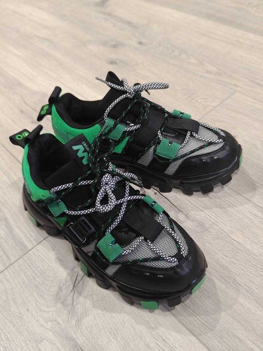 Продам кроссовки 41 размер