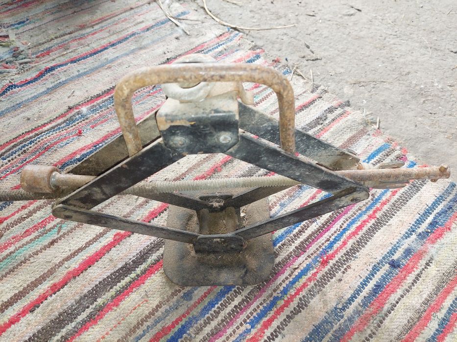 Cric Dacia 1310 cu manivela