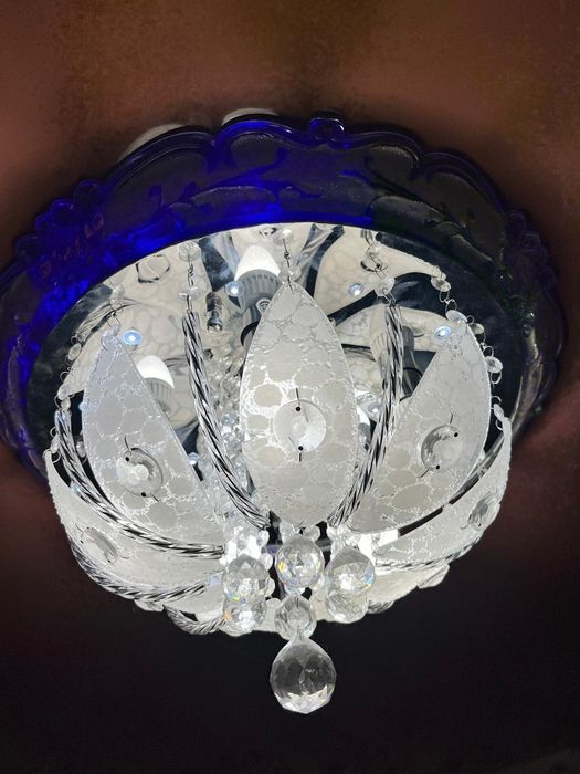 Продам люстру с пультом